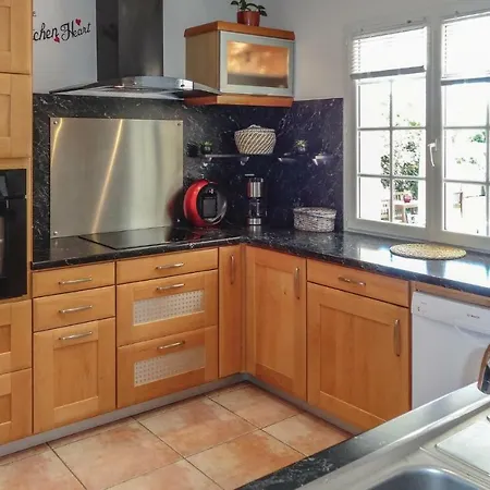Three-bedroom Holiday In * Servian