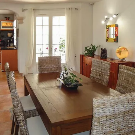 Three-bedroom Holiday In * Servian