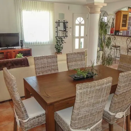 Three-bedroom Holiday In Servian